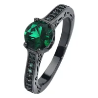 Schwarzer Smaragd Ring aus Chirurgenstahl Schwarzer Ring aus Chirurgenstahl mit smaragdgrünem Kristall auf weißem Hintergrund
