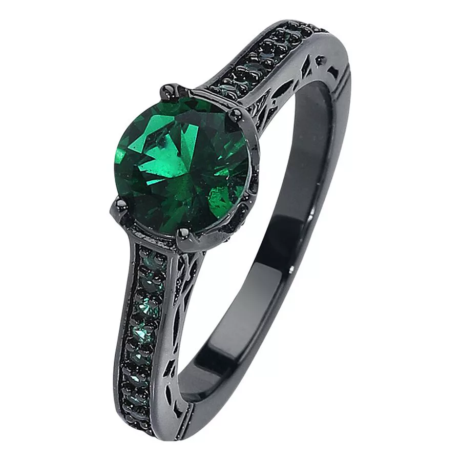 Schwarzer Smaragd Ring aus Chirurgenstahl Schwarzer Ring aus Chirurgenstahl mit smaragdgrünem Kristall auf weißem Hintergrund