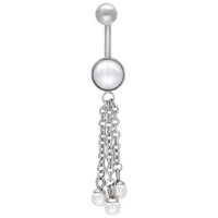 Silbernes Bauchnabelpiercing mit Perlenanhänger Silbernes Bauchnabelpiercing mit hängenden Perlen und Ketten auf weißem Hintergrund