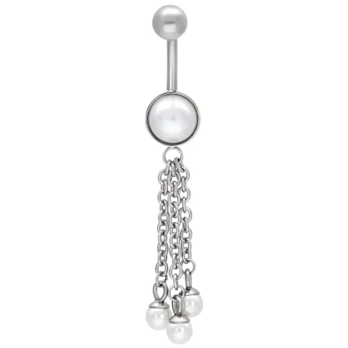 Silbernes Bauchnabelpiercing mit hängenden Perlen und Ketten auf weißem Hintergrund