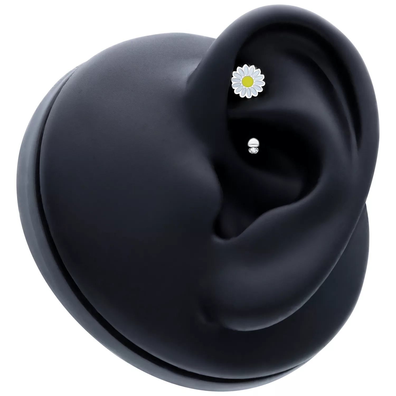 Daisy Micro Bananabell mit Blümchen-Motiv Schwarzes Piercing mit weißer Blume, platziert in einem schwarzen Ohr-Modell