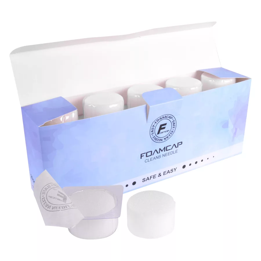 Weiße Foam Caps in blauer Verpackung, geöffnet auf weißem Hintergrund