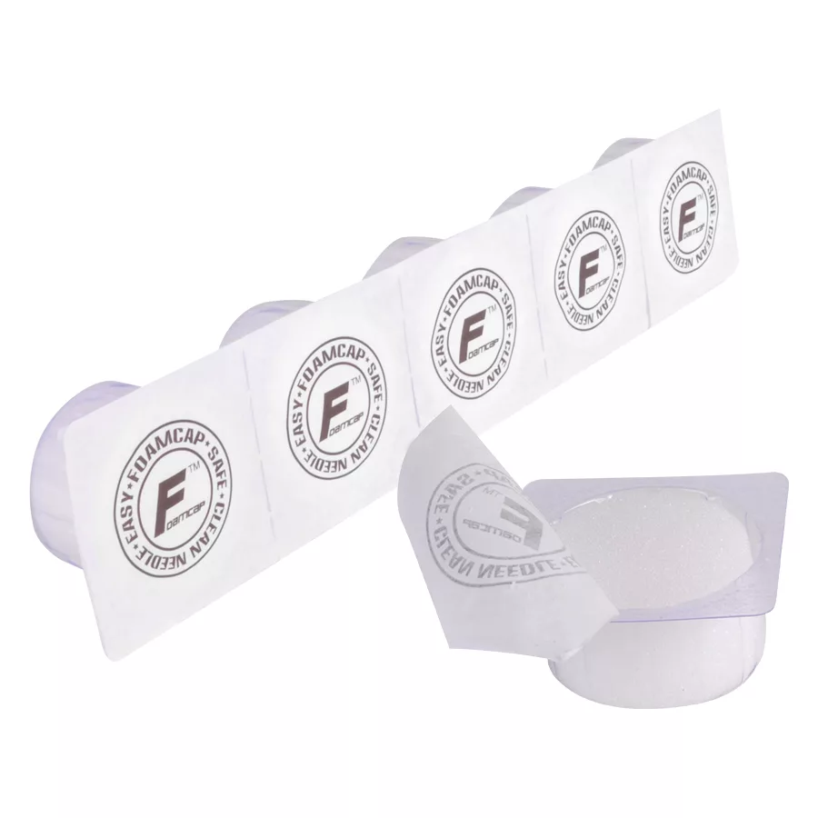 Weiße Foam Caps von Wildcat, nebeneinander auf weißem Hintergrund