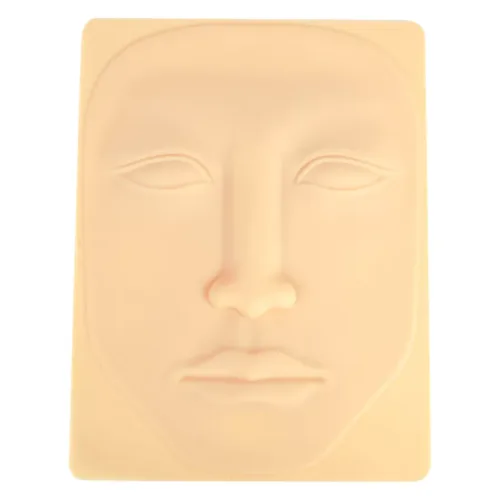 Beige Silikon-Tattoo-Haut in Gesichtform auf hellem Hintergrund