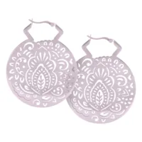 Mehndi Hoops Ohrringe in Schwarz-Silber Schwarze und silberne Mehndi Hoops Ohrringe mit filigranem Muster auf weißem Hintergrund