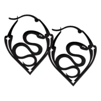 Schwarze Snake Hoops aus Chirurgenstahl Schwarze Ohrringe in Schlangenform aus Chirurgenstahl auf weißem Hintergrund