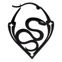 Schwarze Snake Hoops Ohrringe aus Stahl Schwarze, glänzende Ohrringe in Schlangenform auf weißem Hintergrund