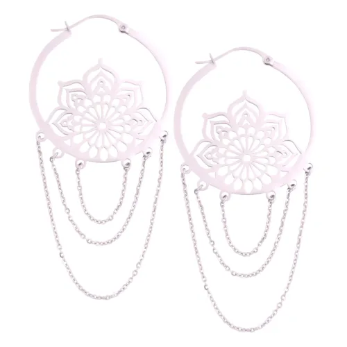 La Fleur Hoops Ohrringe aus Edelstahl mit filigranem Blumenmuster und Kettenanhängern auf weißem Hintergrund