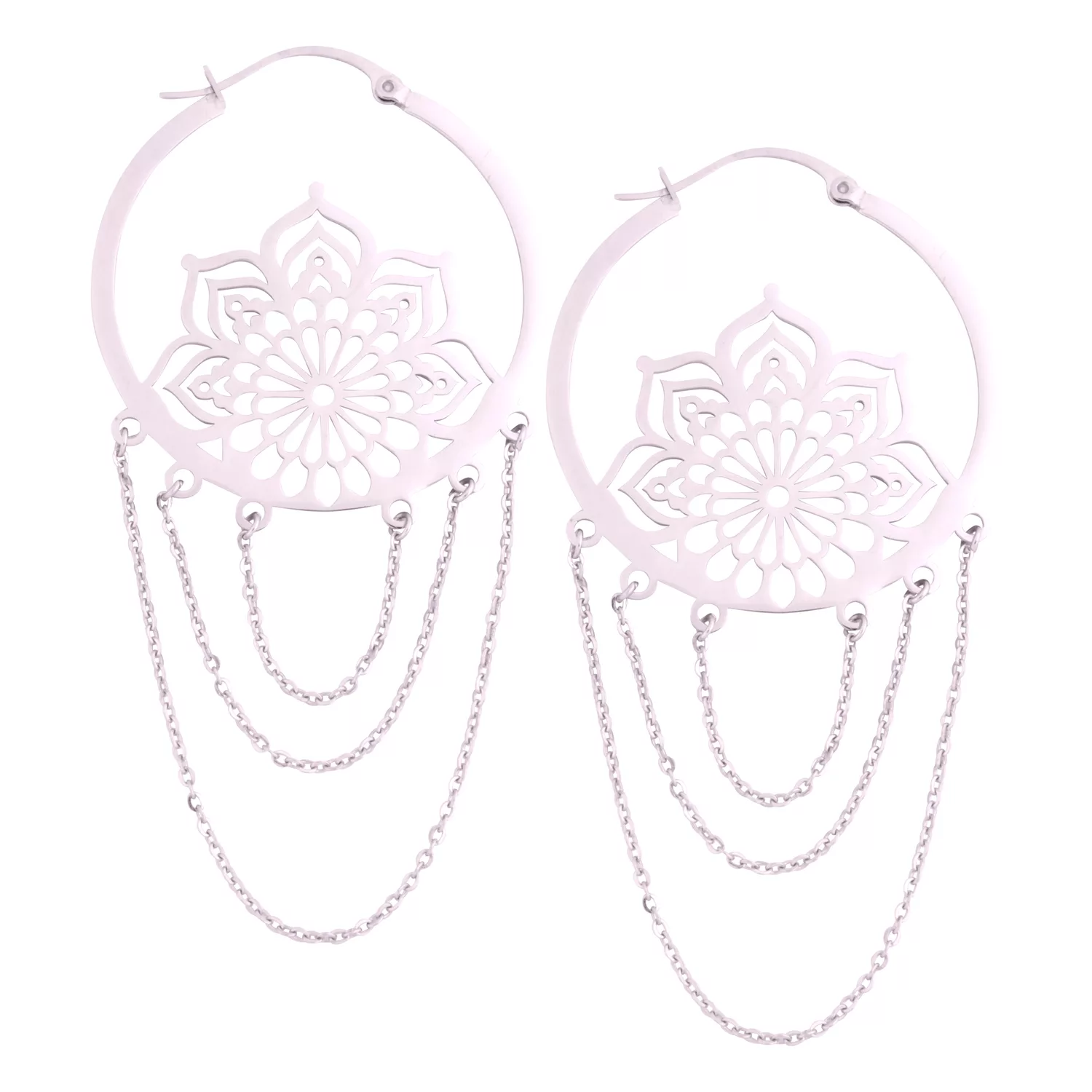 La Fleur Hoops in edlem Design La Fleur Hoops Ohrringe aus Edelstahl mit filigranem Blumenmuster und Kettenanhängern auf weißem Hintergrund