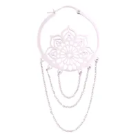 Elegante La Fleur Hoops aus Edelstahl Silberne La Fleur Ohrringe mit Blumendesign und Ketten auf weißem Hintergrund