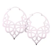 Silberne Celtic Tribal Hoops Ohrringe Silberne Celtic Tribal Hoops Ohrringe auf weißem Hintergrund