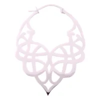 Celtic Tribal Ohrringe aus Edelstahl Silberne Celtic Tribal Ohrringe aus Edelstahl auf weißem Hintergrund