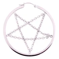 Silberne Pentagram Chain Hoops aus Chirurgenstahl auf weißem Hintergrund