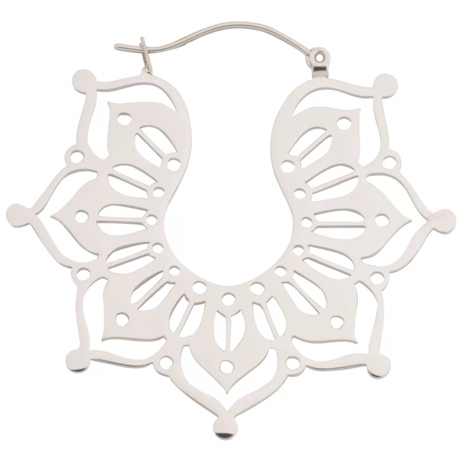 Magnolia Hoops aus Edelstahl in Silber Silberne Magnolia Hoops aus Edelstahl mit filigranem Design auf weißem Hintergrund