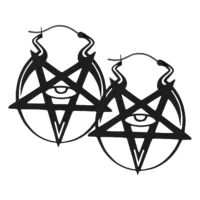 Schwarze Devil Eye Hoops aus Edelstahl Zwei schwarze Ohrringe mit Pentagramm und Auge auf weißem Hintergrund