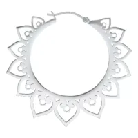 Silberne Hearts Hoops Ohrringe mit detailliertem Herzdesign auf weißem Hintergrund