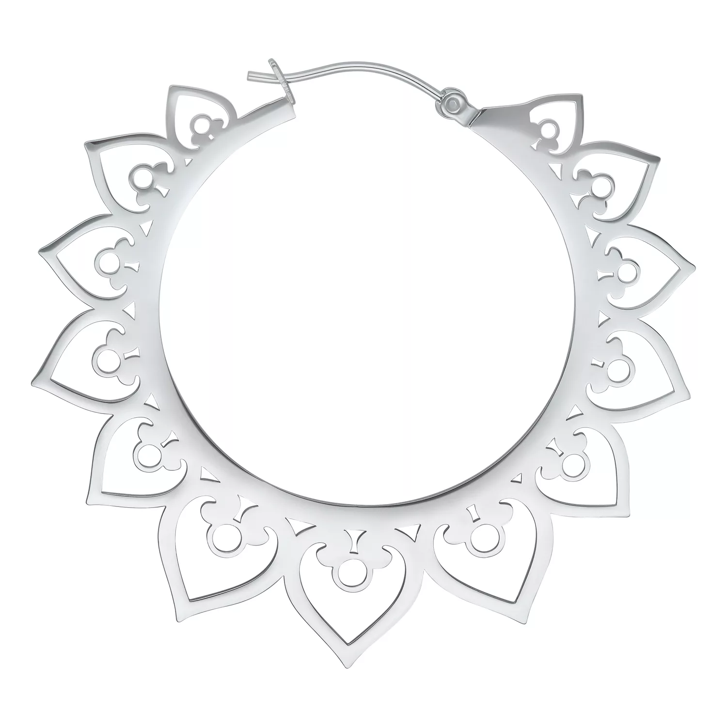 Silberne Hearts Hoops Ohrringe mit detailliertem Herzdesign auf weißem Hintergrund