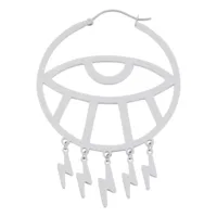 Silberne Thunderflash Eye Hoops Ohrringe Silberner Ohrring im Eye-Design mit Blitzanhängern auf weißem Hintergrund