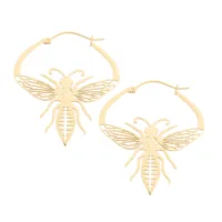 Goldene Bee Hoops aus Chirurgenstahl Zwei goldene Ohrringe in Bienenform aus Chirurgenstahl vor weißem Hintergrund