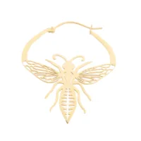 Goldene Bee Hoops aus Chirurgenstahl Goldene Ohrringe in Form einer Biene aus Chirurgenstahl auf weißem Hintergrund