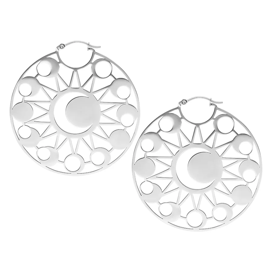 Silberne Moon Eclipse Hoops Ohrringe Silberne Ohrringe im Mondphasen-Design auf weißem Hintergrund