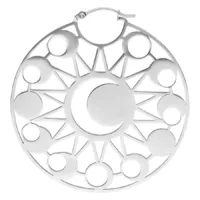 Moon Eclipse Hoops aus Edelstahl, silber Silberne, runde Ohrringe mit Mondphasen-Design auf weißem Hintergrund