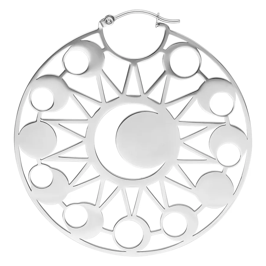 Moon Eclipse Hoops aus Edelstahl, silber Silberne, runde Ohrringe mit Mondphasen-Design auf weißem Hintergrund