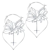 Dahlia Hoops in Silber mit floralem Design Silberne Dahlia Hoops mit floralen Motiven auf weißem Hintergrund