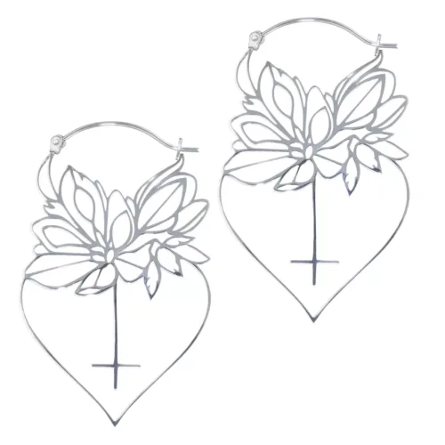 Silberne Dahlia Hoops mit floralen Motiven auf weißem Hintergrund
