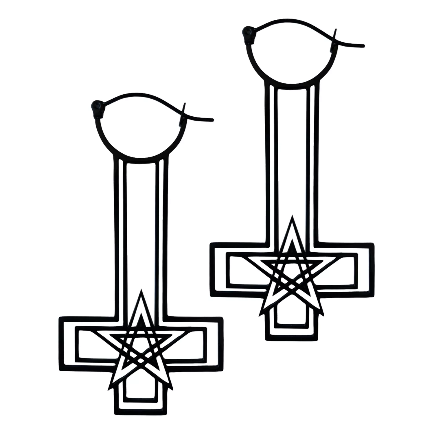 Zwei schwarze Kreuz-Pentagramm-Ohrringe aus Chirurgenstahl auf weißem Hintergrund