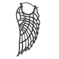 Schwarze Wing Hoops Ohrringe aus Edelstahl Schwarze Wing Hoops Ohrringe mit filigranem Design auf weißem Hintergrund
