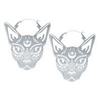 Sphynx Hoops Ohrringe aus Chirurgenstahl Zwei silberne Sphynx Hoops Ohrringe mit Katzenmotiv auf weißem Hintergrund