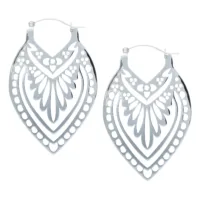 Elegante Creek Hoops in Silber Paar silberne Creek Hoops Ohrringe mit filigranem Muster auf weißem Hintergrund