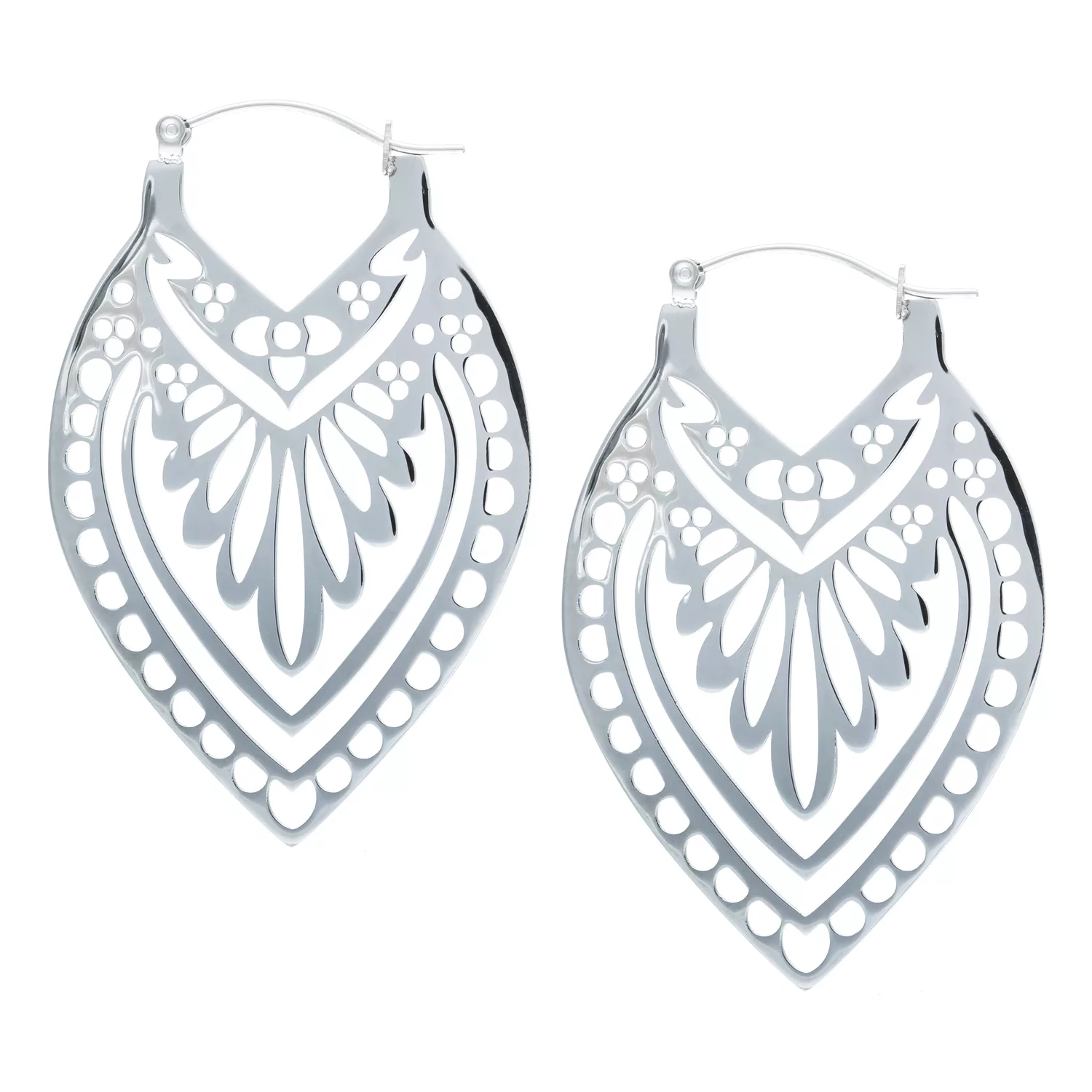 Elegante Creek Hoops in Silber Paar silberne Creek Hoops Ohrringe mit filigranem Muster auf weißem Hintergrund