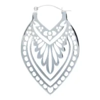 Elegante silberne Creek Hoops Ohrringe Silberne Creek Hoops Ohrringe mit filigranem Muster auf weißem Hintergrund