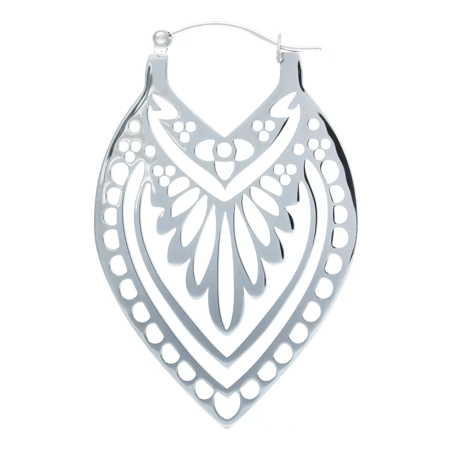 Elegante silberne Creek Hoops Ohrringe Silberne Creek Hoops Ohrringe mit filigranem Muster auf weißem Hintergrund