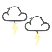 Schwarze Wolken-Ohrringe mit goldenem Blitz Schwarze Ohrringe in Wolkenform mit goldenen Blitzanhängern auf weißem Hintergrund