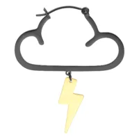 Schwarze Ohrringe mit goldener Blitzform Schwarze Wolkencreole mit goldener Blitzanhänger auf weißem Hintergrund