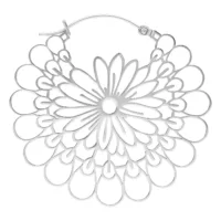 Elegante Daisy Hoops in Silber Silberne Daisy Hoops Ohrringe mit Klappverschluss auf weißem Hintergrund