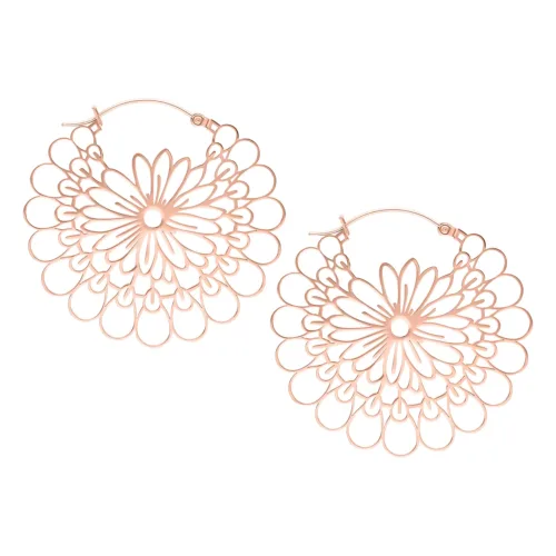 Roségoldene Daisy Hoops Ohrringe aus Chirurgenstahl auf weißem Hintergrund