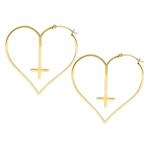 Zwei goldene Creolen in Herzform mit Kreuz auf weißem Hintergrund