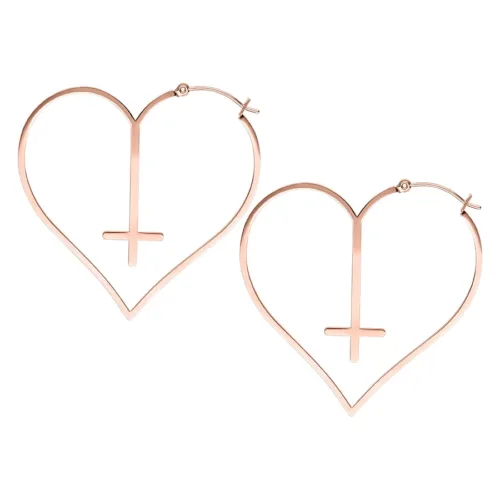 Zwei roségoldene Ohrringe in Herzform mit Kreuzdesign auf weißem Hintergrund