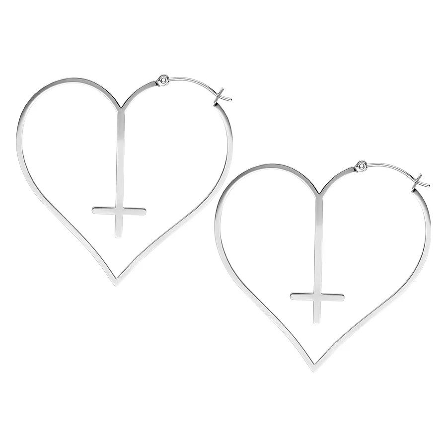 Silberne herzförmige Ohrringe mit Kreuz, auf weißem Hintergrund