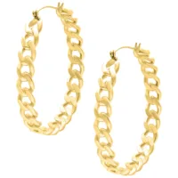 Goldene Curbchain Hoops Ohrringe Zwei goldene Curbchain Hoops Ohrringe auf weißem Hintergrund