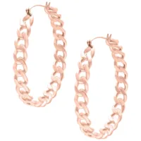 Elegante Curbchain Hoops in Roségold Zwei glänzende Curbchain Hoops aus Roségold auf weißem Hintergrund