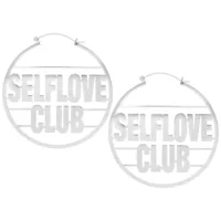Silberne Ohrringe mit 'Selflove Club' Schriftzug auf weißem Hintergrund