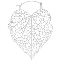 Silberne Lovely Leaf Hoops Ohrringe Silberne Ohrringe in Blattform auf weißem Hintergrund