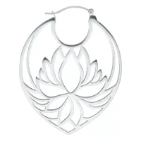 Lotus Hoops aus Edelstahl, Hochglanz Silberne Lotus Hoops Ohrringe aus Edelstahl auf weißem Hintergrund