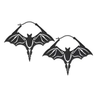 Zwei schwarze Fledermaus-Ohrringe aus Chirurgenstahl auf weißem Hintergrund