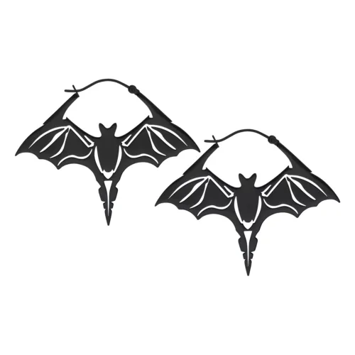 Zwei schwarze Fledermaus-Ohrringe aus Chirurgenstahl auf weißem Hintergrund
